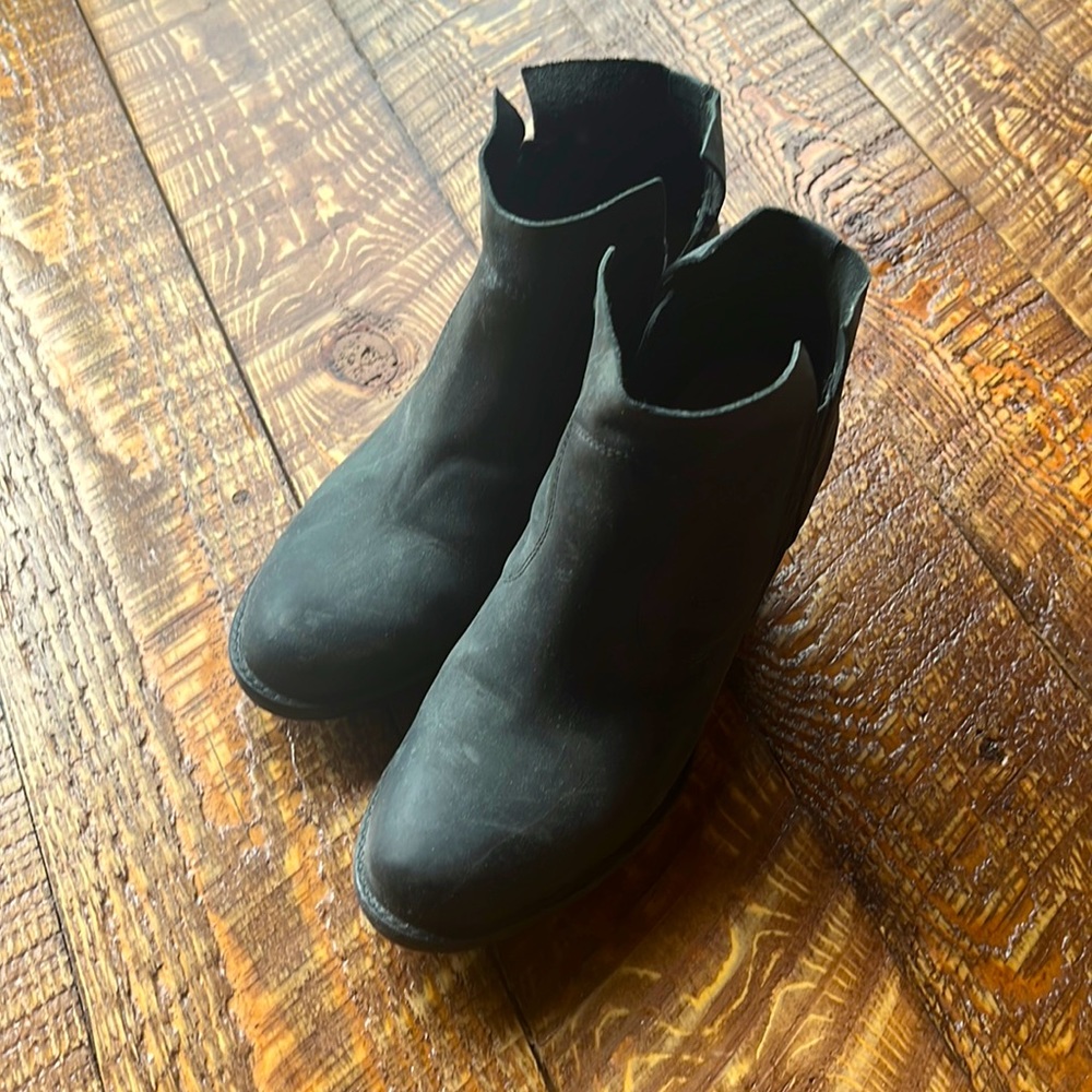 Brushed leather ankle boots in Grey.